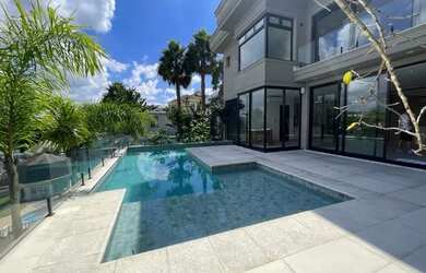 Imagem: A casa em condomínio possui 5 Dormitórios, 5 Banheiros, 5