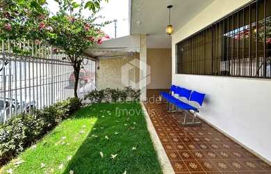 Imagem: A casa possui 3 Dormitórios, 3 Banheiros, 2 Vagas na garagem