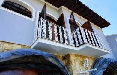 Imagem: A casa possui 4 Dormitórios, 5 Banheiros, 3 Vagas na garagem