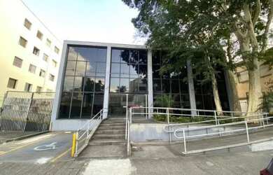 Imagem: O depósito possui 5 Vagas na garagem e 1227m² de Área e está