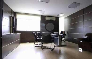 Imagem: O depósito possui 5 Vagas na garagem, 792m² de Área e está