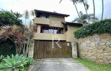 Imagem: A casa possui 3 Dormitórios, 3 Banheiros, 2 Vagas na garagem