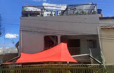 Imagem: A casa possui 5 Dormitórios, 4 Banheiros e 3 Vagas na garagem