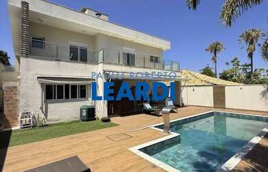 Imagem: A casa em condomínio possui 4 Dormitórios, 5 Banheiros, 4