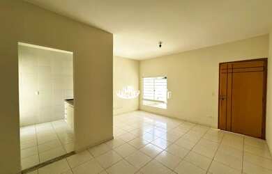 Imagem: A casa possui 3 Dormitórios, 2 Banheiros, 2 Vagas na garagem