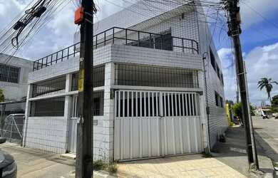 Imagem: A casa possui 3 Dormitórios, 3 Banheiros, 2 Vagas na garagem