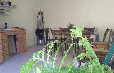 Imagem: A casa possui 2 Dormitórios, 3 Banheiros, 2 Vagas na garagem