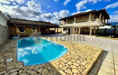 Imagem: A casa possui 4 Dormitórios, 3 Banheiros, 5 Vagas na garagem