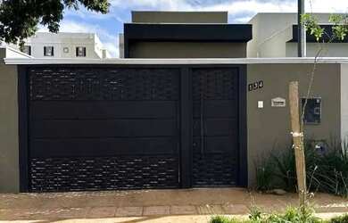 Imagem: A casa possui 3 Dormitórios, 2 Banheiros, 2 Vagas na garagem