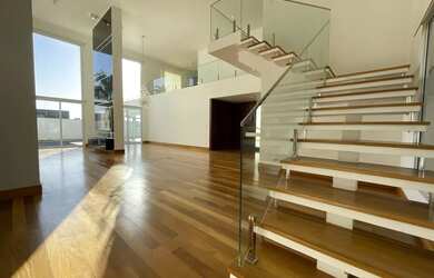 Imagem: A casa em condomínio possui 4 Dormitórios, 5 Banheiros, 5