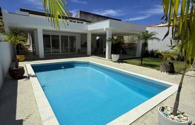 Imagem 1: Casa Maravilhosa Com energia solar em Vilas do Atlântico. Uma rua atrás da praia