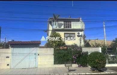 Imagem: A casa possui 5 Dormitórios, 2 Banheiros, 4 Vagas na garagem