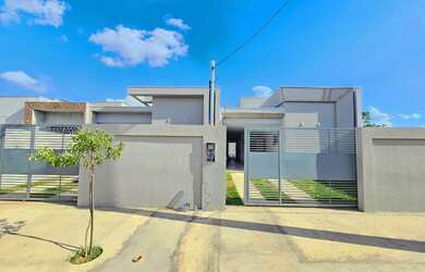 Imagem: A casa possui 3 Dormitórios, 1 Banheiro, 2 Vagas na garagem