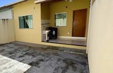 Imagem: A casa possui 3 Dormitórios, 2 Banheiros, 2 Vagas na garagem