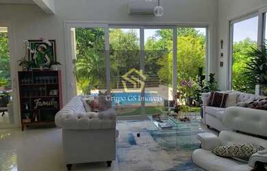 Imagem: A casa possui 4 Dormitórios, 5 Banheiros, 4 Vagas na garagem