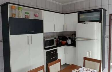 Imagem: A casa possui 3 Dormitórios, 2 Banheiros, 2 Vagas na garagem