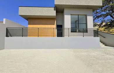 Imagem: A casa possui 3 Dormitórios, 2 Banheiros, 4 Vagas na garagem