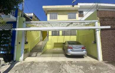 Imagem: A casa possui 3 Dormitórios, 2 Banheiros, 2 Vagas na garagem