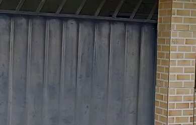 Imagem: A casa possui 3 Dormitórios, 1 Banheiro, 1 Vaga na garagem