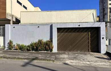 Imagem: A casa possui 4 Dormitórios, 1 Banheiro, 3 Vagas na garagem