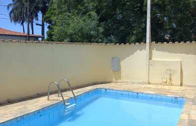 Imagem: A casa possui 5 Dormitórios, 5 Banheiros, 4 Vagas na garagem