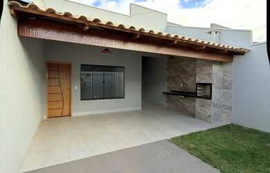 Imagem: A casa possui 2 Dormitórios, 2 Banheiros, 2 Vagas na garagem