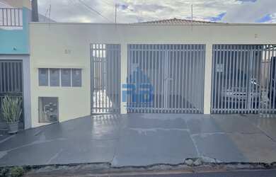 Imagem: A casa possui 2 Dormitórios, 1 Banheiro, 1 Vaga na garagem