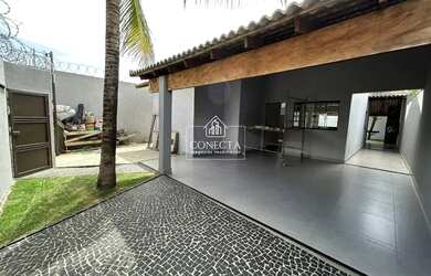 Imagem: A casa possui 3 Dormitórios, 2 Banheiros, 2 Vagas na garagem