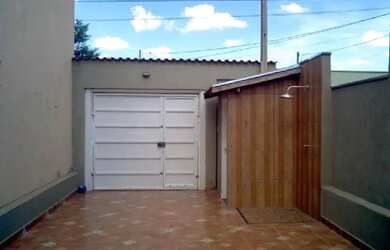 Imagem: A casa possui 1 Dormitório, 2 Banheiros, 4 Vagas na garagem