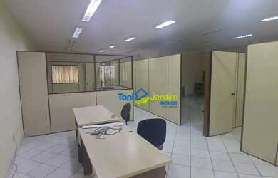 Imagem: O depósito possui 1 Vaga na garagem e 169m² de Área e está