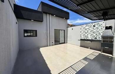 Imagem: A casa possui 3 Dormitórios, 2 Banheiros, 2 Vagas na garagem