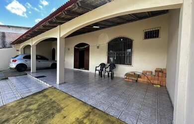 Imagem: A casa possui 4 Dormitórios, 3 Banheiros, 5 Vagas na garagem