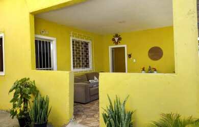 Imagem: A casa possui 2 Dormitórios, 3 Banheiros, 4 Vagas na garagem