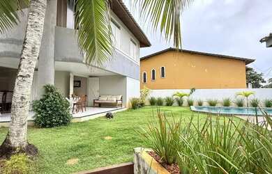 Imagem: A casa possui 4 Dormitórios, 5 Banheiros, 4 Vagas na garagem