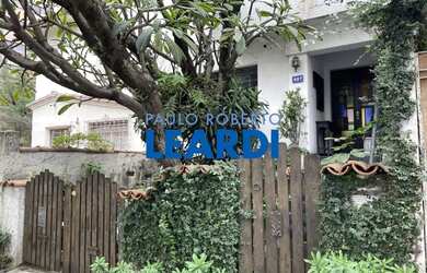 Imagem: A casa possui 3 Dormitórios, 3 Banheiros, 2 Vagas na garagem