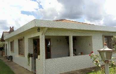 Imagem: A casa possui 3 Dormitórios, 3 Banheiros, 2 Vagas na garagem