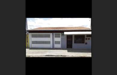 Imagem: A casa possui 3 Dormitórios, 2 Banheiros, 3 Vagas na garagem