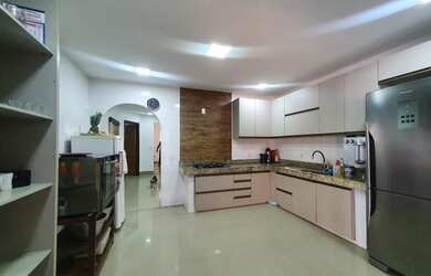 Imagem: A casa em condomínio possui 4 Dormitórios, 3 Banheiros, 5