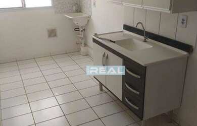 Imagem: O apartamento possui 2 Dormitórios, 1 Banheiro, 1 Vaga na garagem