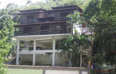 Imagem: A casa em condomínio possui 4 Dormitórios, 1 Banheiro, 3 Vagas