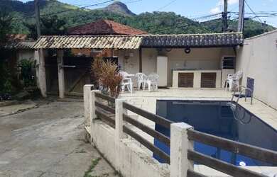 Imagem: A casa possui 3 Dormitórios, 2 Banheiros, 2 Vagas na garagem