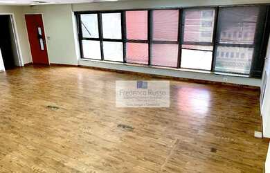 Imagem: O depósito possui 2 Vagas na garagem, 90m² de Área e está