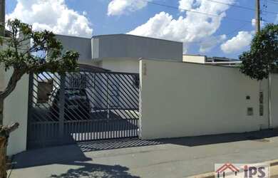 Imagem: A casa possui 2 Dormitórios, 2 Banheiros, 3 Vagas na garagem