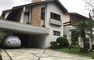 Imagem: A casa possui 3 Dormitórios, 5 Banheiros, 4 Vagas na garagem