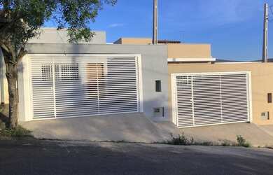 Imagem: A casa possui 2 Dormitórios, 1 Banheiro, 2 Vagas na garagem