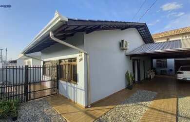 Imagem: A casa possui 3 Dormitórios, 4 Banheiros, 2 Vagas na garagem