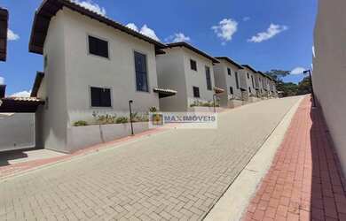 Imagem: A casa possui 3 Dormitórios, 1 Banheiro, 2 Vagas na garagem