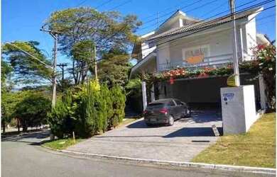 Imagem: A casa possui 4 Dormitórios, 5 Banheiros, 4 Vagas na garagem