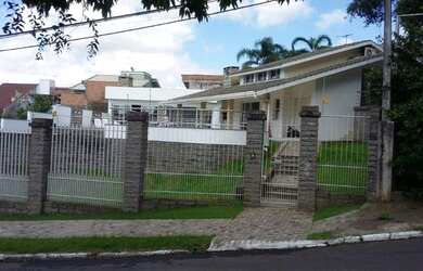 Imagem: A casa possui 3 Dormitórios, 2 Banheiros, 5 Vagas na garagem