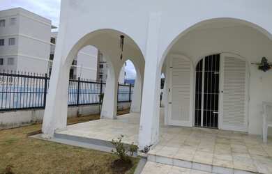 Imagem: A casa possui 3 Dormitórios, 2 Banheiros, 4 Vagas na garagem